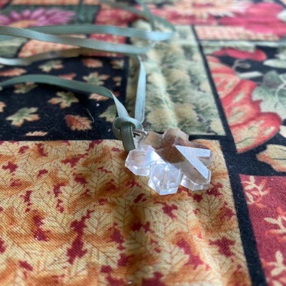 VINTAGE * small FACETED Cut GLASS SNOWFLAKE light BLUE RIBBON NECKLACE * Hippy - Picture 2 of 6